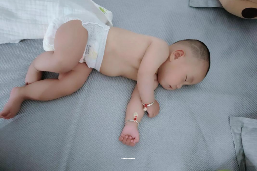 永州三个月宝宝抬头不稳